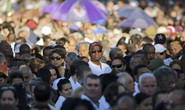 Mặc nắng gắt, hàng chục ngàn người chờ viếng lãnh tụ Fidel Castro