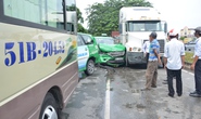 Tai nạn liên hoàn giữa 5 ô tô, nhiều hành khách thoát chết