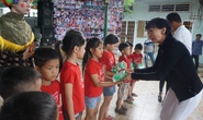 Ca sĩ Lệ Thu (Nguyễn) mang niềm vui cho trẻ em bất hạnh