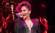 Jennifer Lopez gặp sự cố “đỏ mặt” trên sân khấu