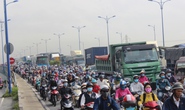 3 ô tô dính chùm, xa lộ Hà Nội kẹt cứng