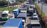 Tai nạn liên tiếp trên Quốc lộ 1, hàng ngàn xe “phơi nắng”