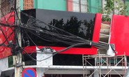 Biển quảng cáo “nuốt” dây điện