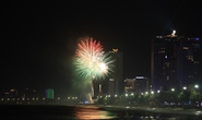 Hàng ngàn người Nha Trang ra biển xem pháo hoa