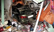 Xế hộp Lexus tông vào nhà dân, 6 người thương vong