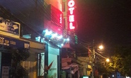 Thanh niên ngáo đá vắt vẻo trên lan can tầng 6 khách sạn