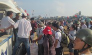 Hàng ngàn khách du lịch chật vật rời đảo Lý Sơn