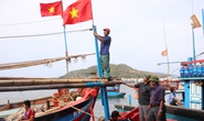 Tặng 300 cờ Tổ quốc cho ngư dân