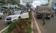 Cúp đầu xe tải, xe con bị tông bay lên dải phân cách