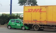 Taxi ủi xe tải gần 40 m trên xa lộ Hà Nội