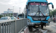 TP HCM: Gần trăm người kêu cứu trên 2 xe khách gặp nạn