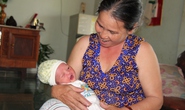 Bé sơ sinh còn dính nhau thai bị bỏ rơi bên đường