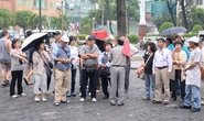 Du khách Trung Quốc: Doanh thu và hệ lụy