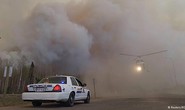 Canada: Nhà riêng bị thiêu rụi, lính cứu hỏa cắn răng chiến đấu