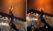 Fan cuồng cố trèo lên sân khấu bay của Kanye West