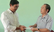 Tặng quà người dân bắt cá sấu sổng chuồng