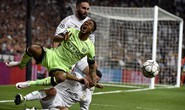 Sterling suýt gãy chân sau cú tắc bóng ghê rợn