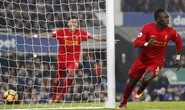 Mane tỏa sáng phút bù giờ, Liverpool thắng đại chiến Merseyside