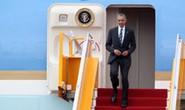 Cận cảnh Tổng thống Obama đặt chân xuống Tân Sơn Nhất