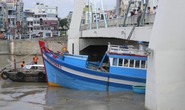 Hơn 10 giờ giải cứu tàu cá mắc kẹt dưới gầm cầu