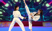 Dàn người đẹp taekwondo khuấy động đêm lễ hội