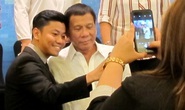 Chụp hình selfie với Tổng thống Philippines tại Hà Nội