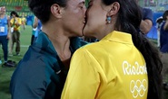 Xem màn cầu hôn đồng tính nữ sốc nhất Olympic