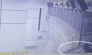 Chết thảm vì mắc kẹt ở cửa tàu điện ngầm