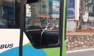Xe buýt nhanh Hà Nội bị xe taxi tạt đầu vỡ tan kính