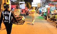 Du khách khoả thân, cầm dao gây náo loạn