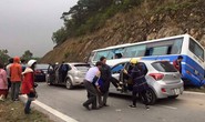 Xe khách đi lễ va vào vách núi, nhiều người thương vong