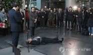 Ông lão tự đâm vào bụng trước mặt thị trưởng Seoul