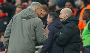 Bị phạt nặng vì xô trọng tài, HLV Wenger vẫn vui vẻ