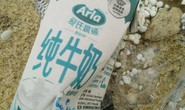 Dầu vón cục, chai lọ chữ Trung Quốc ngập tràn bờ biển Quảng Nam