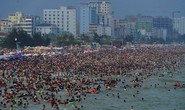 Chen chân tắm biển Sầm Sơn