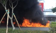 Xe máy cháy ngùn ngụt trên đường đẹp nhất TP HCM