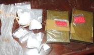 Bắt nhóm buôn lậu vác súng đạn đi tiêu thụ 12,5 bánh heroin