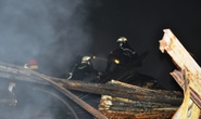 CLIP: Lính cứu hỏa trong mịt mù lửa khói ở quận 4