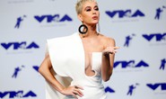 Mốt khoe ngực được chuộng tại MTV VMA 2017