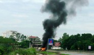 Xe chở xăng dầu bốc cháy ngùn ngụt trên Quốc lộ 1A