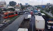 Một xe gây tai nạn đủ khiến xa lộ Hà Nội kẹt cứng