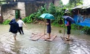 Xôn xao cảnh Chủ tịch phường cầm ô đứng trên bè có người kéo