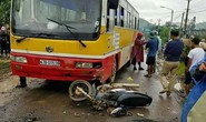 Chở con đi học, người đàn ông bị xe buýt tông tử vong
