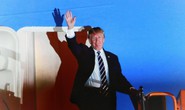 Tổng thống Mỹ Donald Trump giơ tay vẫy chào khi tới Hà Nội