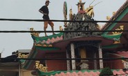 Đang giải cứu thanh niên ngáo đá trên nóc chùa