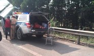 Vi phạm giao thông, xe máy kẹp 3 tông 1 CSGT của C67 nguy kịch