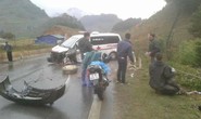 Xe cứu thương tông lan can đường, 3 người nhập viện