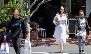 Pax Thiên tháo vát hộ tống Angelina Jolie