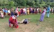 Ấn Độ: Các bà mẹ trói chặt, đánh đập nghi phạm cưỡng hiếp
