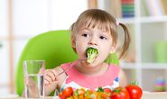 Chuyên gia Úc bày cách giúp bé thích ăn rau